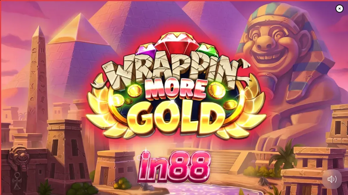 Mumi ramah dalam slot Wrappin’ More Gold dengan latar belakang harta karun Mesir